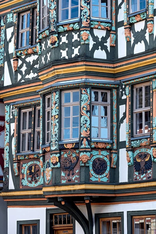 Killingerhaus, magnificent half-timbered house, colourful painted carvings on the bay window, decor, King Adolf Square, historic old town, Idstein, Rheingau Taunus district, German Half-Timbered House Route, Hesse, Germany