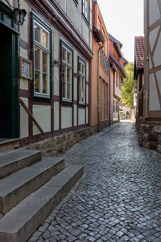View through the narrow Klintgasse with half-timbered houses in the old town of Wernigerode, Harz, Saxony-Anhalt, Germany