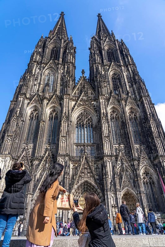 Domplatte, Cologne Cathedral, tourists, photographing their purchases, Cologne North Rhine-Westphalia, Germany
