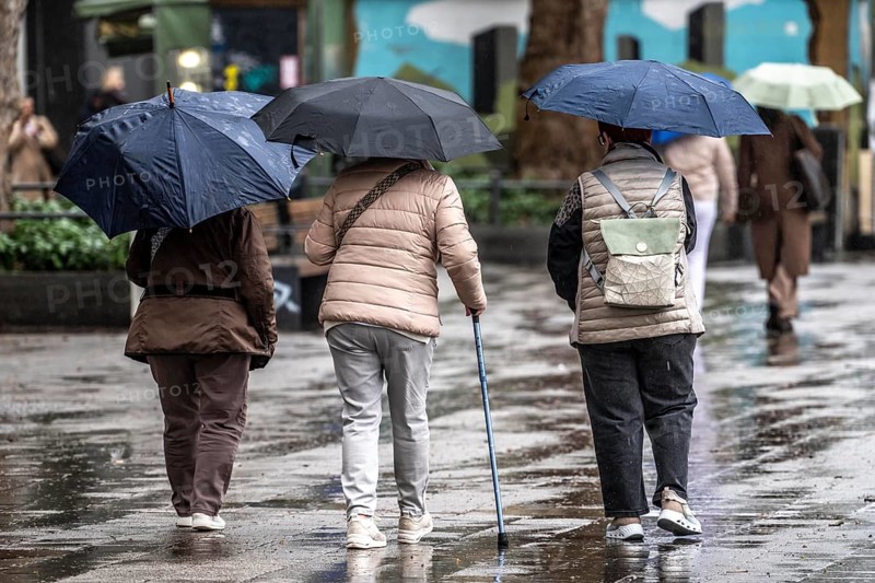 Passers-by in a pedestrian zone, Kettwiger Straße, seniors, rainy weather, city center, Essen, North Rhine-Westphalia, Germany