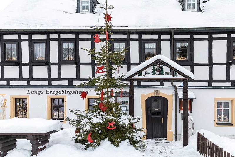 Langs Erzgebirgshaus with Christmas decoration, Christmas tree and snow, Frohnauer Hammer, Annaberg-Buchholz, Ore Mountains, Saxony, Germany