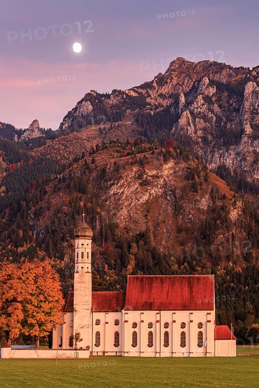 Church in front of steep mountains, moonrise, twilight, autumn, Sankt Coloman, Ammergau Alps, Füssen, Königswinkel, Ostallgäu, Bavaria, Germany