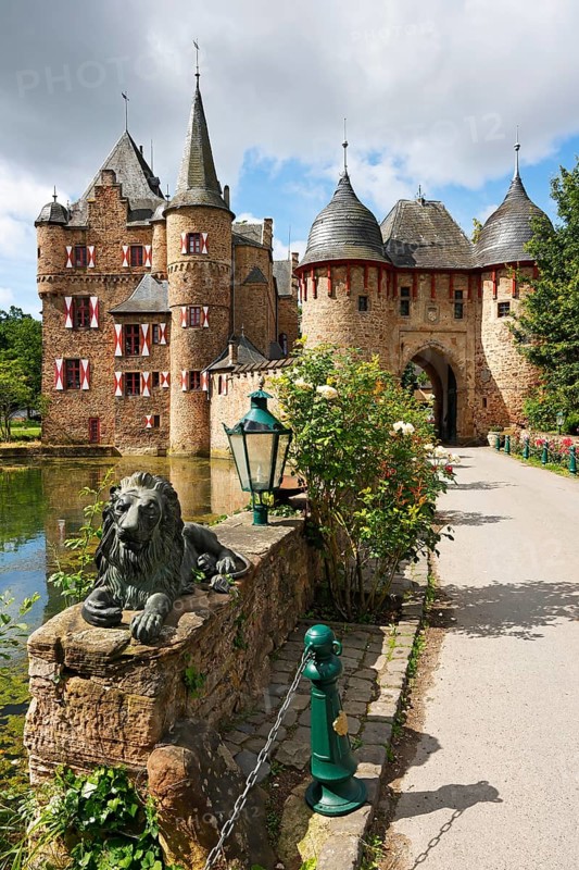 Satzvey Castle, medieval moated castle, Mechernich, Satzvey, Euskirchen district, castle in the Eifel, North Rhine-Westphalia, Germany