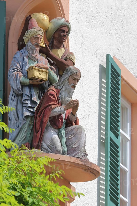 Sculpture Three Wise Men by Hans Volker Dursy 1985, Wise Men from the Orient, Balthasar, Melchior, Kaspar, Christian tradition from the Christmas story, saint, corner of a house, chalice, treasure chest, arts and crafts, rectory, Schwetzingen, Baden-Württemberg, Germany