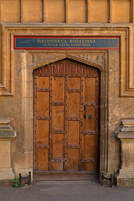 Entrance, old door, Schola Vetus Medicinae, Bodleian Library, inner courtyard, Old Schools Quadrangle, Oxford, England, Great Britain