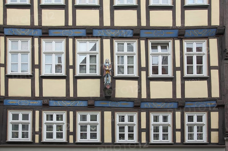 Death house of Doctor Eisenbart with sculpture, half-timbered house, detail, house façade, Hann. Münden, Hannoversch Münden, Lower Saxony, Germany