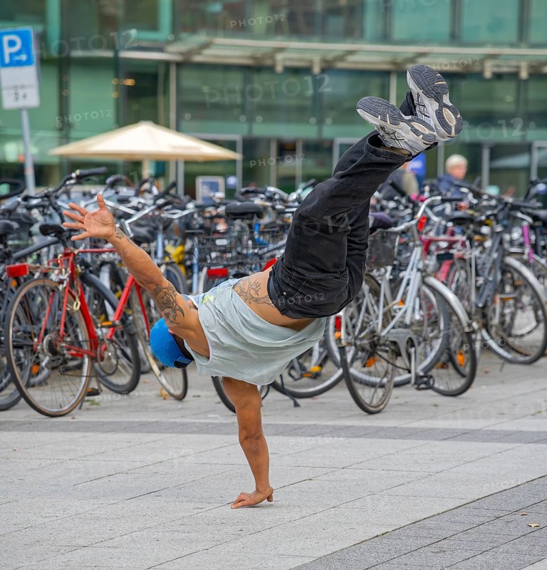 Street acrobatics street style show