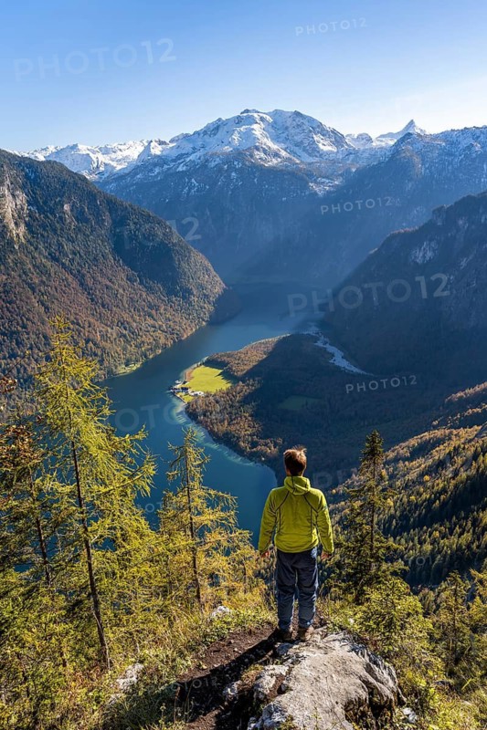 Mountaineers at the Archenkanzel viewpoint, panoramic view of the Königssee, autumn forest and snow-covered mountains, Berchtesgaden National Park, Berchtesgadener Land, Upper Bavaria, Bavaria, Germany