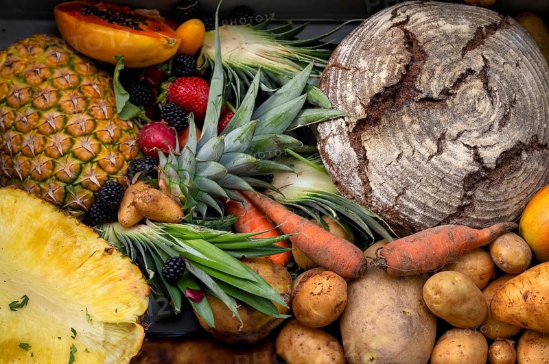 Leftover food, food scraps, food leftovers, food, loaf of bread, pineapple, potatoes, turnips, carrots, strawberries, blackberries, Stuttgart, Baden-Württemberg, Germany