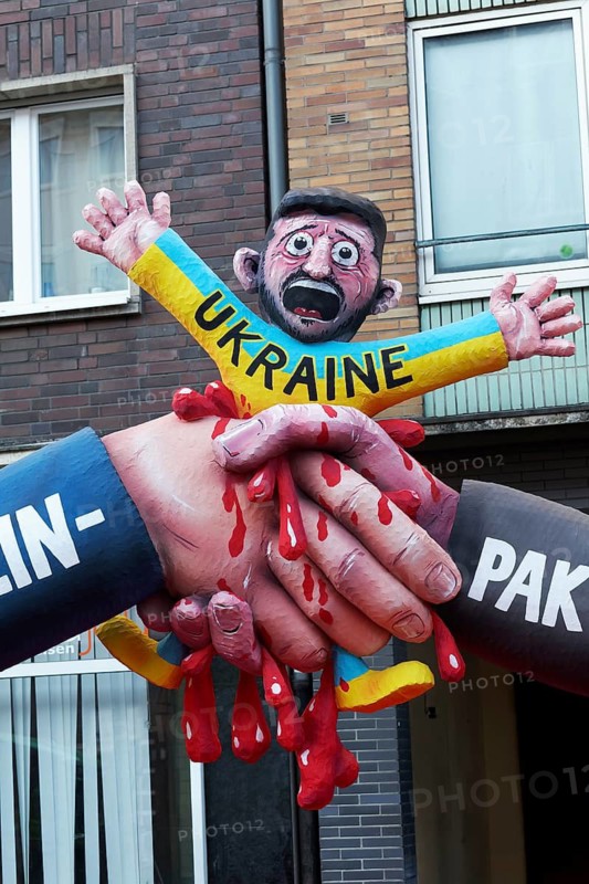 Handshake between US President Donald Trump and President Vladimir Putin crushes Ukrainian President Zelensky, papier-mâché figure, Jacques Tilly's themed float, Rose Monday parade 2025, Düsseldorf, Rhineland, North Rhine-Westphalia, Germany