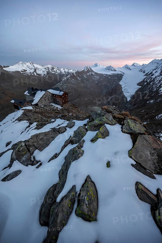 Snow-covered mountain landscape, mountain hut Ramolhaus in autumn with snow, at sunset, view of Gurgler Ferner with summit Hochwilde and Falschungsspitze, Ötztal Alps, Tyrol, Austria