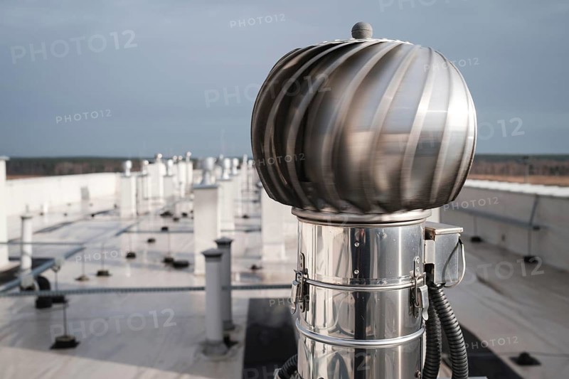 Hybrid chimney cowl on the ventilation duct
