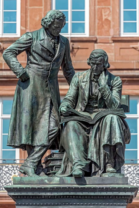 Monument Brothers Jakob and Wilhelm Grimm, Brothers Grimm Monument, German studies, fairy tales, double bronze statue by Syrius Eberle, German Fairy Tale Route, Neustadt Town Hall, Market Square, Hanau, Hesse, Germany