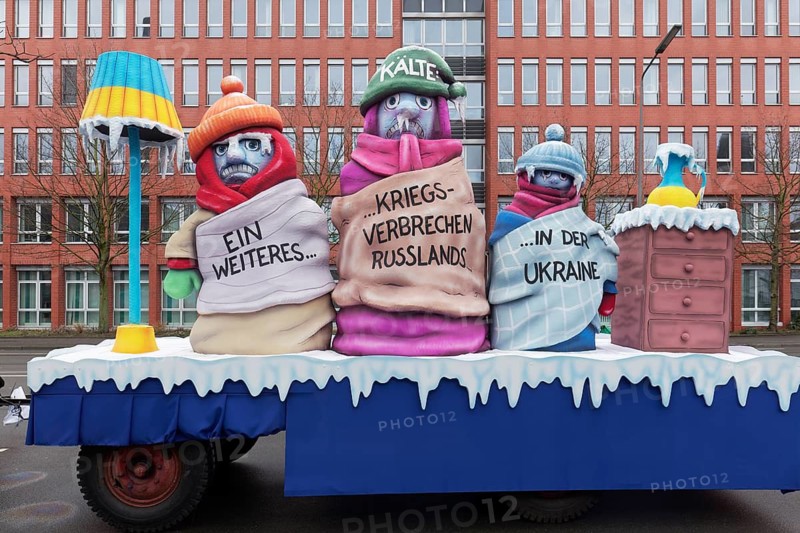 Freezing Ukrainians, another war crime by Russia, theme car by wagon manufacturer Jacques Tilly, Düsseldorfer Rosenmontagszug, Düsseldorf, North Rhine-Westphalia, Germany