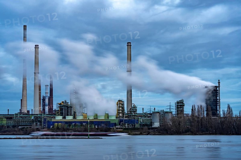 Rhine near Duisburg-Bruckhausen, industrial setting of the ThyssenKrupp steel plant, fire cloud of the Schwelgern coking plant, North Rhine-Westphalia, Germany
