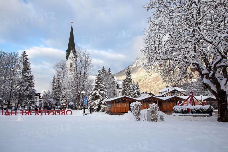 Winter, snow, Prinzregentenplatz, behind the catholic parish church St. Johannes Baptist, behind the Allgäu mountains, Oberstdorf, Oberallgäu, Allgäu, Bavaria, Germany