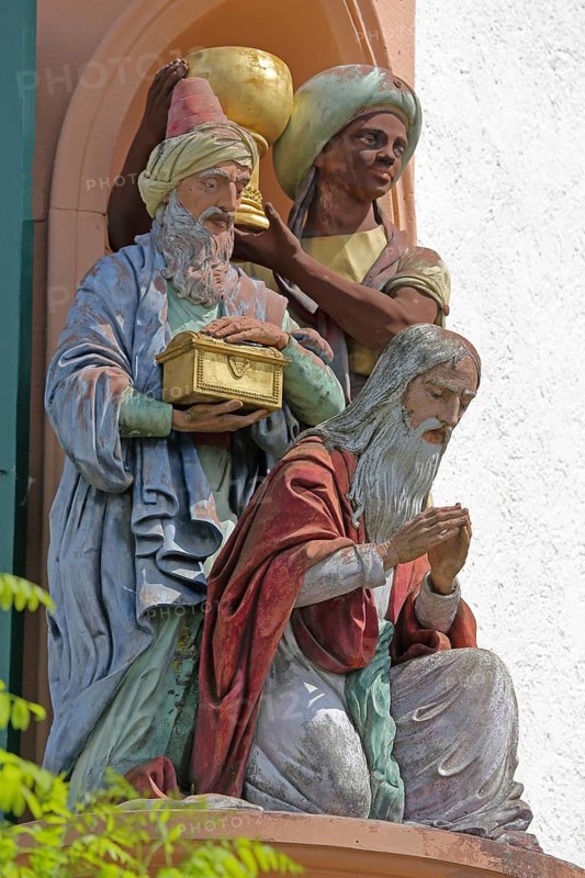 Sculpture Three Wise Men by Hans Volker Dursy 1985, Wise Men from the Orient, Balthasar, Melchior, Kaspar, Christian tradition from the Christmas story, saint, corner of a house, chalice, treasure chest, arts and crafts, rectory, Schwetzingen, Baden-Württemberg, Germany