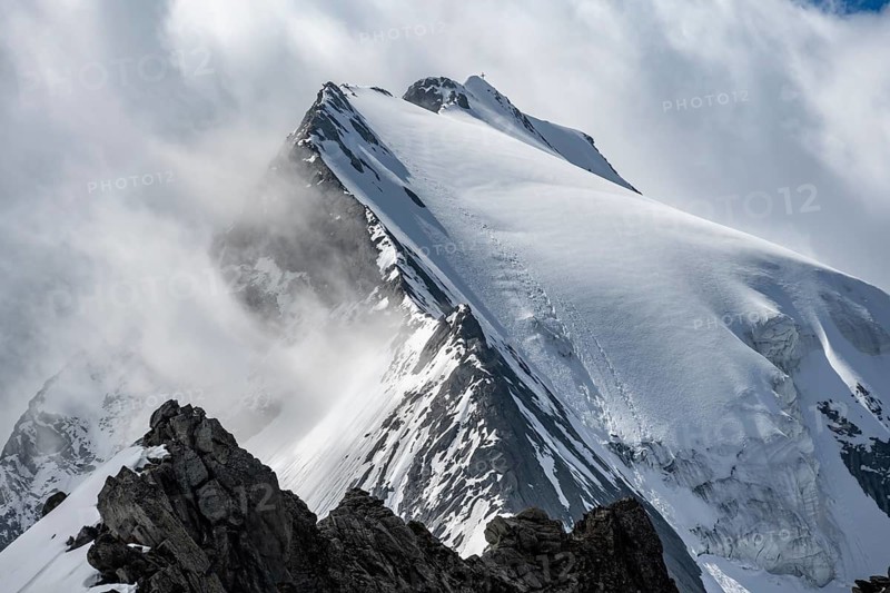 Mountain ridge on the glaciated mountain peak Großer Möseler, Furtschaglkees glacier, Berliner Höhenweg, Zillertal Alps, Tyrol, Austria