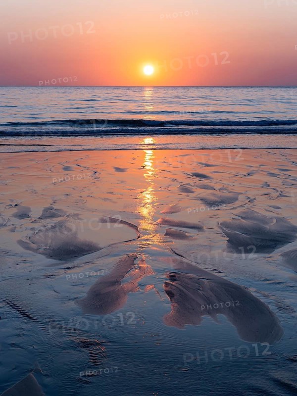 Sunset by the sea at Gwithian Beach. Gwithian, Hayle, Cornwall, England, Great Britain