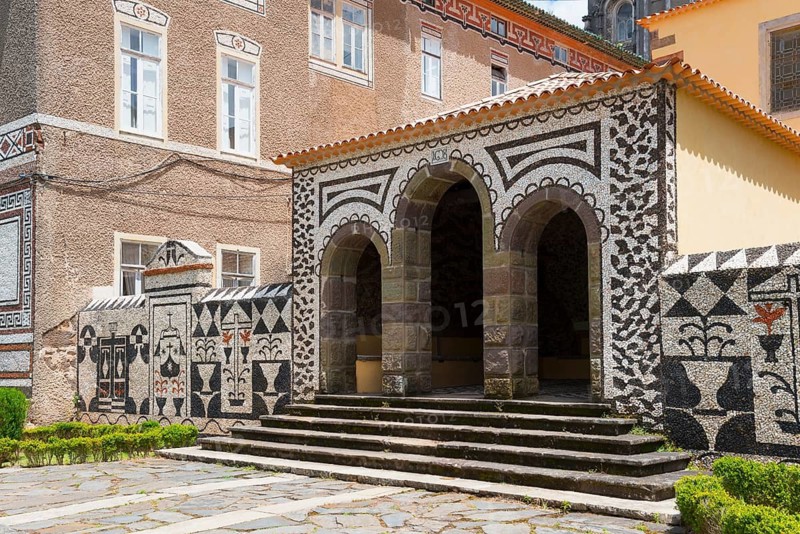 Ein historisches Gebäude mit kunstvoller Mosaikfassade und imposanten Bögen, in sonnigem Wetter aufgenommen, Portal des ehemaligen Klosters, Convento de Santa Cruz, Mata Nacional do Buçaco, National-Wald von Bussaco, Bucaco, Mealhada, Beira Litoral, Portugal