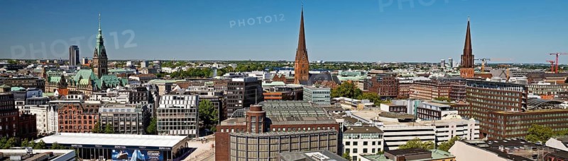 Stadtpanorama von oben mit dem Rathaus, der Hauptkirche St. Petri und der Hauptkirche St. Jacobi, Hamburg, Deutschland
