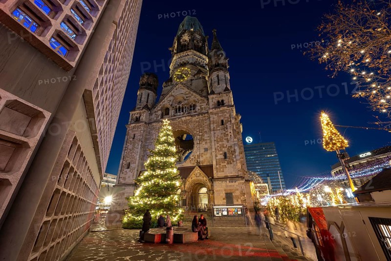 Illuminated Christmas tree in front of the Kaiser Wilhelm Memorial Church, Blue Hour, Breitscheidplatz, Charlottenburg, Berlin, Germany