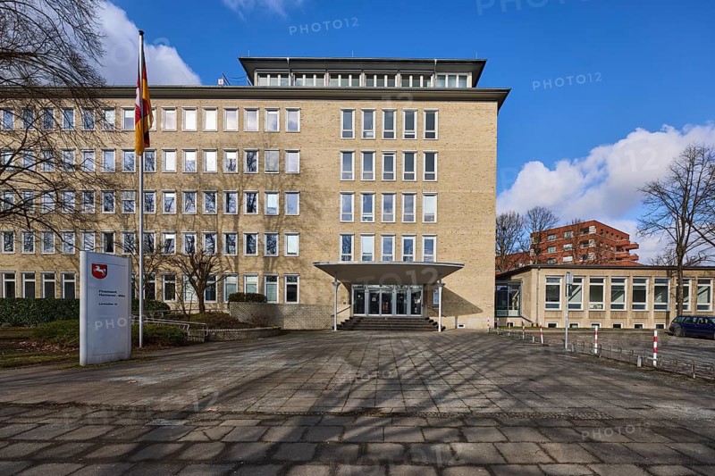 Hannover-Mitte tax office, office building, entrance area, roofing, flagpole, flag, pavement, paving slabs, blue sky, cumulus clouds, Lavesallee, Hannover, state capital, Hannover region, Lower Saxony, Germany