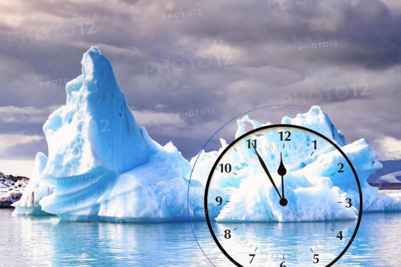 Symbol photo, iceberg, glacier melt, climate change, environmental protection, threat, clock, time, clock face, time, sensation, sense of time, duration of time, time window
