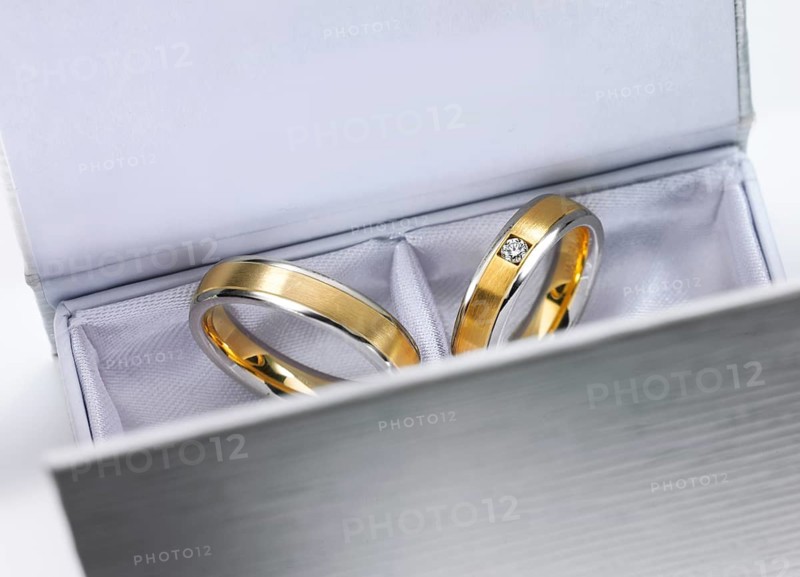 Two wedding rings, ladies' ring set with a brilliant-cut diamond, in white box, studio photo