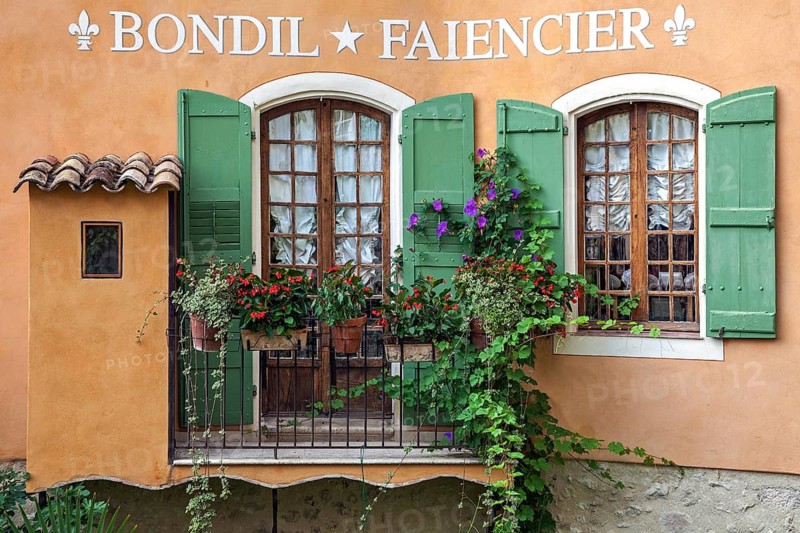 Colourful house façade, Moustiers-Sainte-Marie, Département Alpes-de-Haute-Provence, Region Provence-Alpes-Côte d'Azur, Provence, France