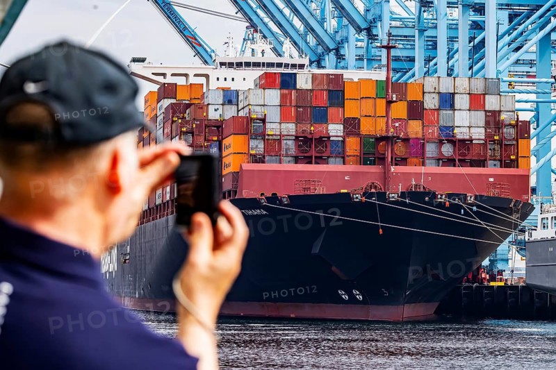 Container ship TIHAMA from Hapag Lloyd. With a length of 400 metres, the ULCV is one of the largest container ships in the world. APM Container Terminal in the Maasvlakte 2 deep-sea harbour, Rotterdam, Zuid-Holland, Netherlands