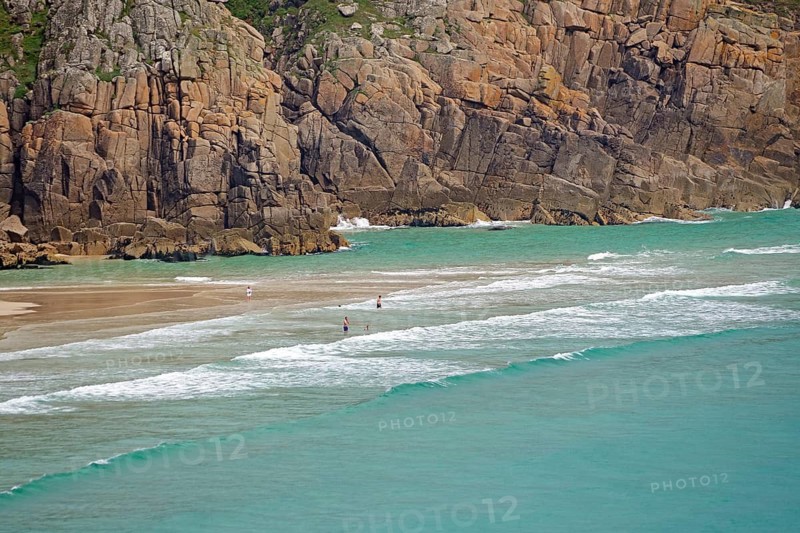 Küstenlandschaft mit türkisfarbenem Wasser und sandigem Strand, umgeben von imposanten Felsen, Porthcurno, St Levan, Cornwall, Großbritannien