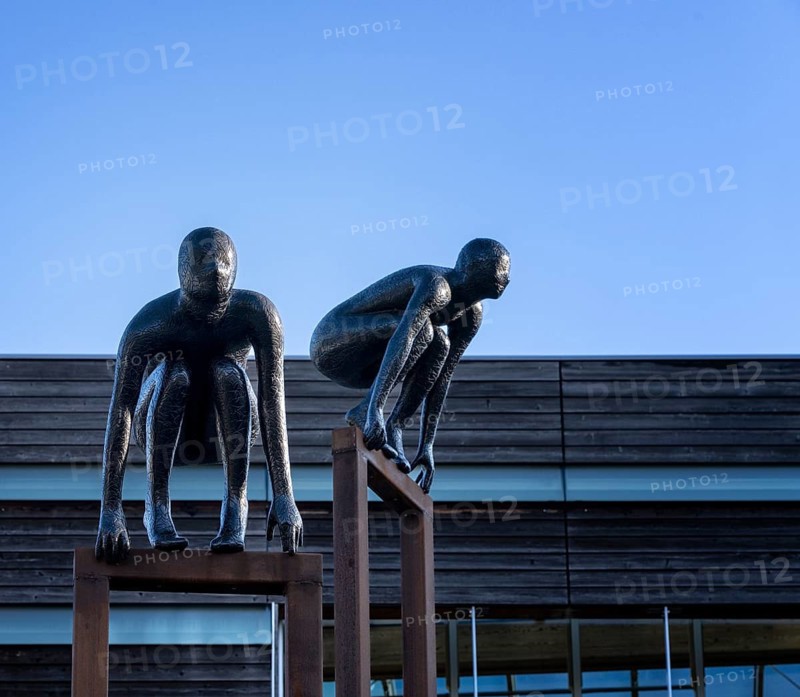 Change of Directions by Maria Miesenberger, group of figures in front of the entrance to the Nordic Embassies, Fellehus, Rauchstraße in Berlin Tiergarten, Germany