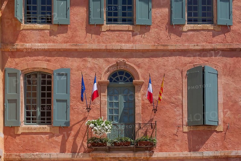 Town hall painted with ochre paint, Roussillon, Provence, Department Vaucluse, Provence-Alpes-Côte d'Azur, France