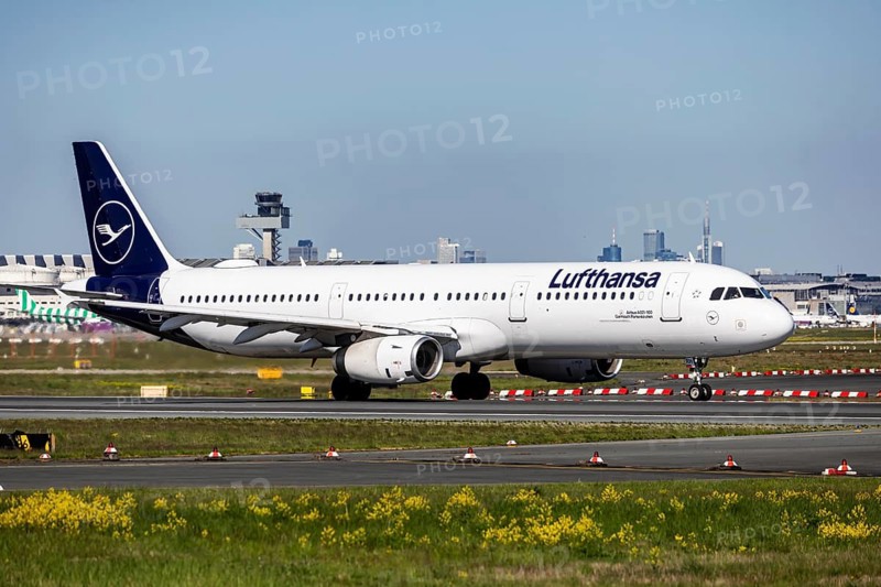 Fraport Airport in Frankfurt am Main. Aircraft in front of take-off. Aircraft registration number: D-AIRH, Lufthansa, Airbus A321-100, the aircraft is almost 32 years old. Frankfurt am Main, Hesse, Germany
