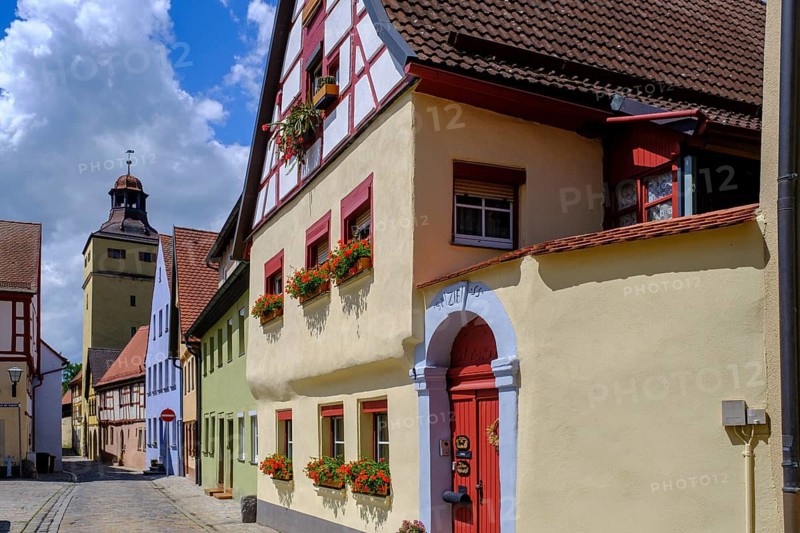 Alley Auf der Kapelle with Ellinger Tor, Weißenburg in Bavaria, Altmühltal, Franconian Lake District, Middle Franconia, Franconia, Bavaria, Germany