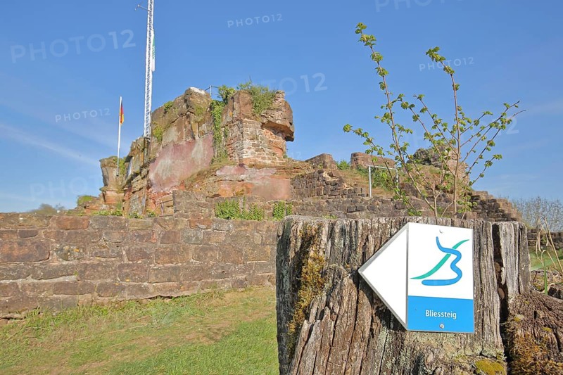 Hiking trail Bliessteig, symbol, sign, signpost, signpost, hiking, hiking, tree stump, rock, castle ruins Hohenburg, Schlossberg, Homburg, Saarland, Germany