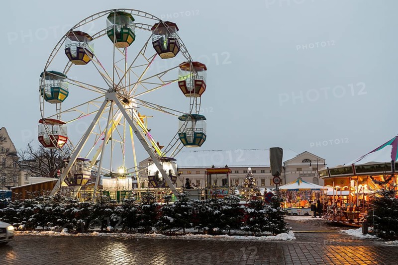 Ferris wheel at the snowy Christmas market on the market square of the Hanseatic city of Wismar, in the background the town hall, Mecklenburg-Vorpommern, Germany