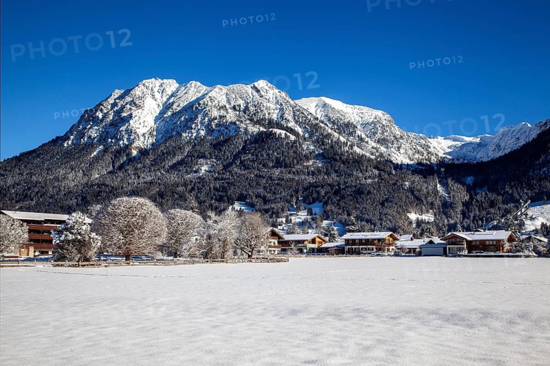 Winter landscape, snowy landscape, view of Oberstdorf, behind Rubihorn, Gaisalphorn, Geißfuß, Nebelhorn, Oberallgäu, Allgäu, Bavaria, Germany
