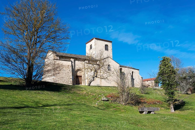 Historische Kirche auf einem mit Bäumen bewachsenen Hügel an einem sonnigen Tag, Kirche Saint-Vincent, Léotoing, Leotoing, Haute-Loire, Auvergne-Rhône-Alpes, Auvergne-Rhone-Alpes, Frankreich