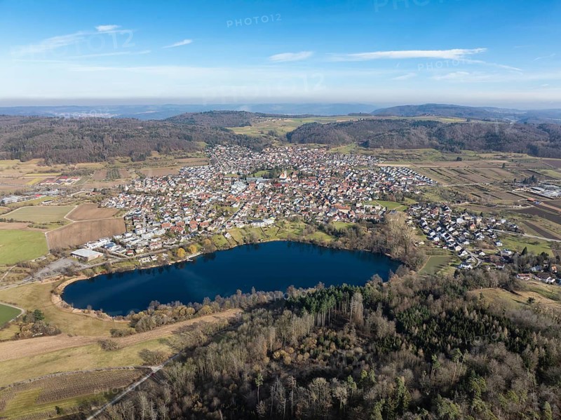 Aerial view of the municipality of Steißlingen with the natural bathing lake Steißlinger See, Hegau, district of Constance, Baden-Württemberg, Germany