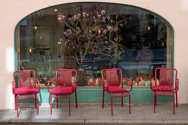 Chairs with red cushions in front of a café, Irrerstr. Nuremberg, Middle Franconia, Bavaria, Germany