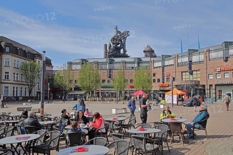 Street pub at Stummplatz and Altes HüttenAreal, former ironworks, ironworks, blast furnace, industrial monument, cultural monument, people, seating, tables, sitting, pedestrian zone, houses, blast furnace, Saarland, Neunkirchen, Germany