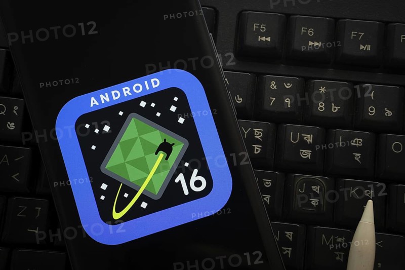 The logo of the Android 16 is displayed on a smartphone screen