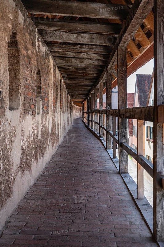 The historic rampart of the completely preserved, approx. 2.7 kilometers long city wall in the old town of Nördlingen, Donau-Ries district, Nördlinger Ries, Bavaria, Germany