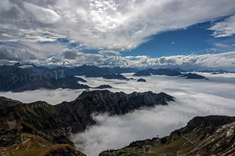 View from the Nebelhorn summit to mountains of the Allgäu Alps, mountains rising from fog in the valley, Oberstdorf, Oberallgäu, Allgäu, Bavaria, Germany
