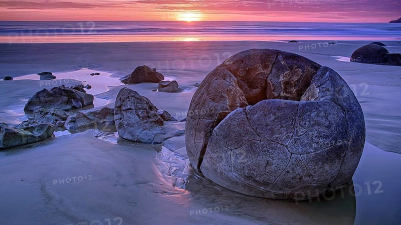 New Zealand, South Island, Moeraki Blders, stone balls, beach, sea, clouds, sunset, New Zealand