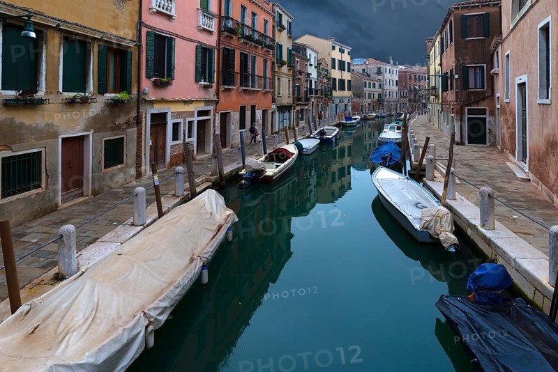 Houses and boats on a side channel in the Dorsoduro district, Venice, Venice, Italy