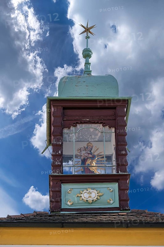 Town house from 1722 with tower pavilion with Madonna figure in lantern, landmark of the Allersberger Drahtziher, so-called Heckelhaus, Marktplatz 25, Allersberg, Middle Franconia, Bavaria, Germany
