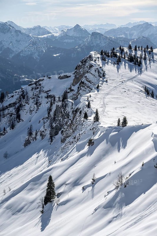 Berge im Winter, Blick auf die Chiemgauer Alpen mit Schnee, Bayern, Deutschland